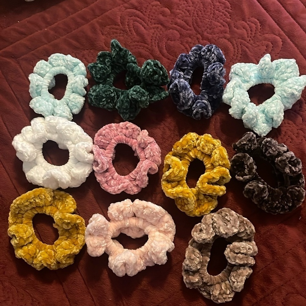 11 New Scrunchies HANDMADE WITH VELVET YARN‎ BY THE VELVET BUNNY SITE. Ponytail.